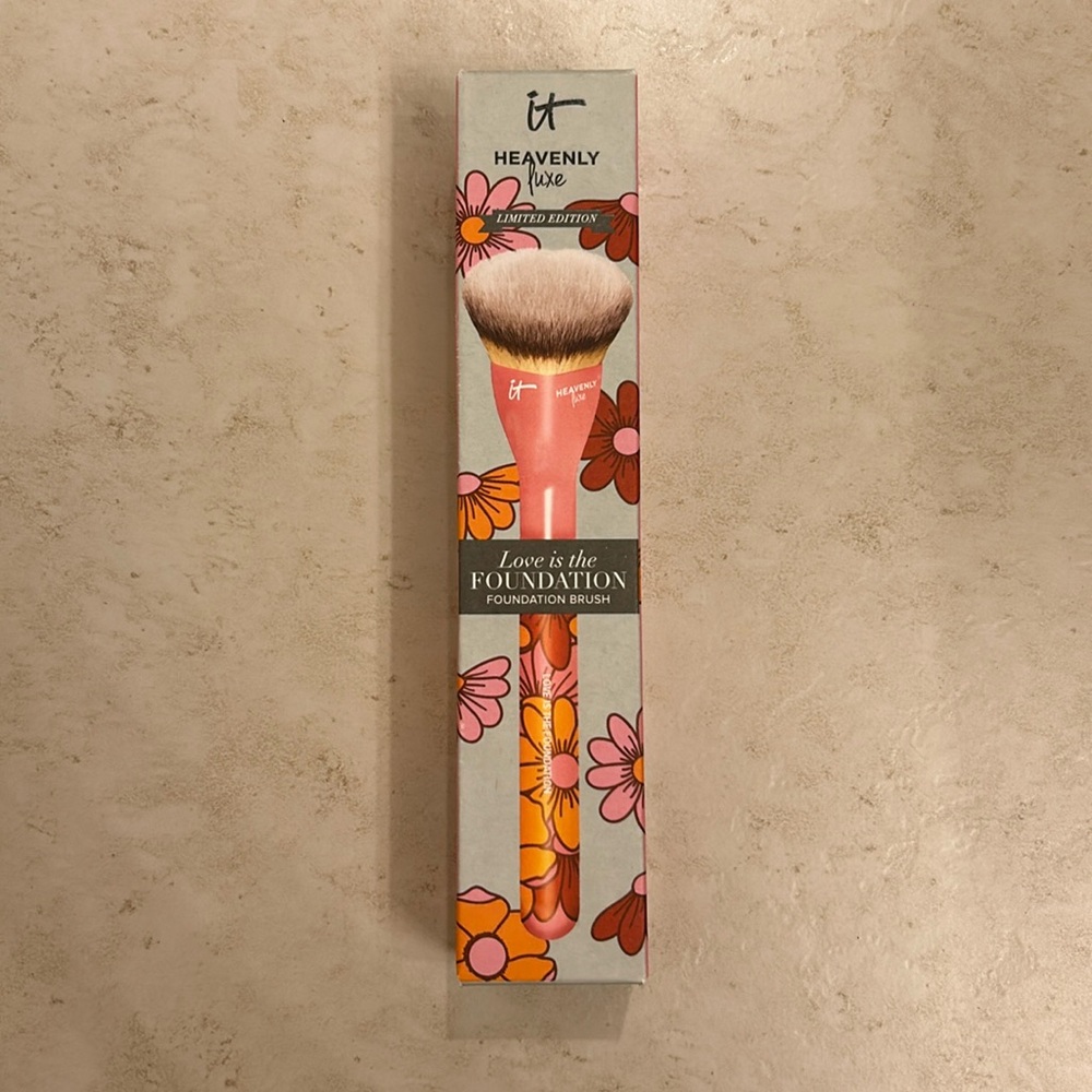 NWT IT Cosmetics Foundation Brush